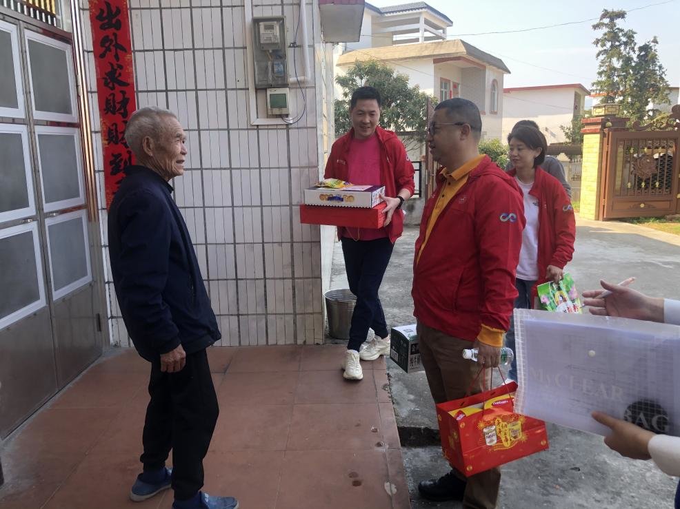 志愿者为老人和儿童送上所需的生活物资