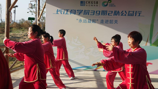 老人们在文艺演出中绽放自我