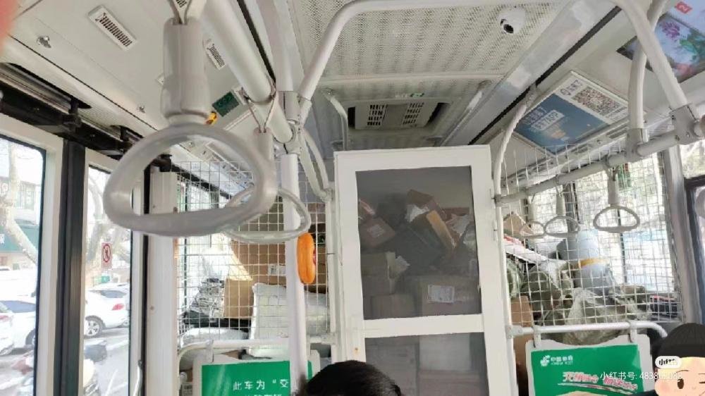 ▲堆积在公交车后部的快递。