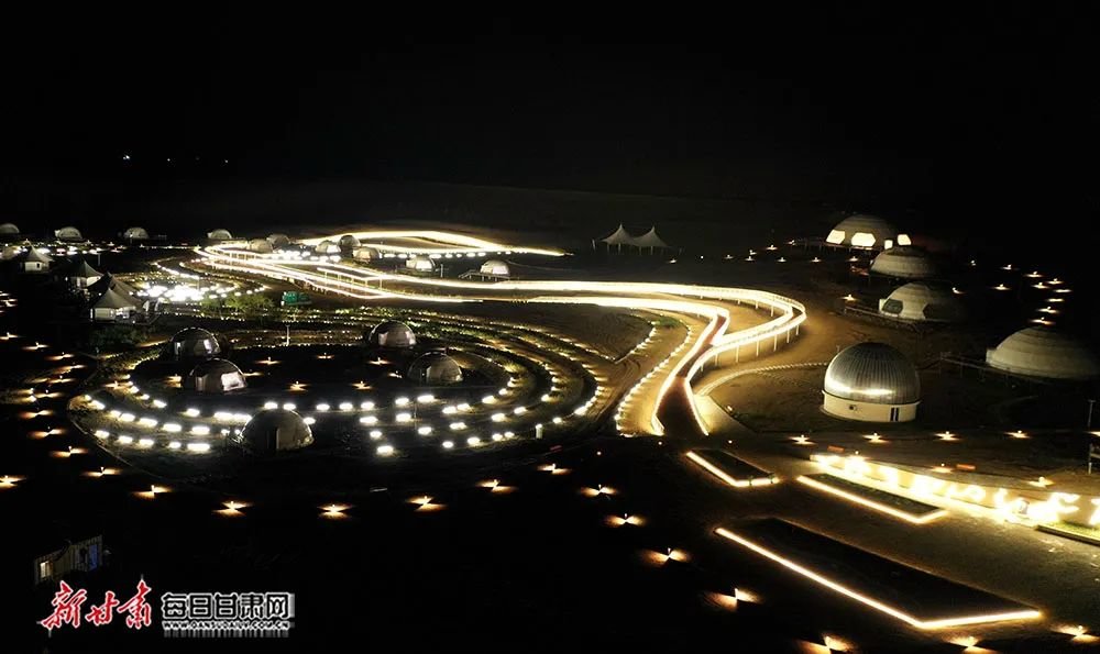 在公园沐浴春风与阳光:散步、踏青、露营……