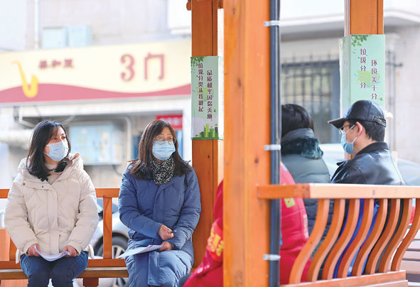 ▲在天津市和平区一小区内，小白楼街道基层立法联系点组织开展立法征询活动，这是工作人员听取老年居民对无障碍环境建设法草案的建议（2022年12月1日摄）。新华社记者赵子硕摄