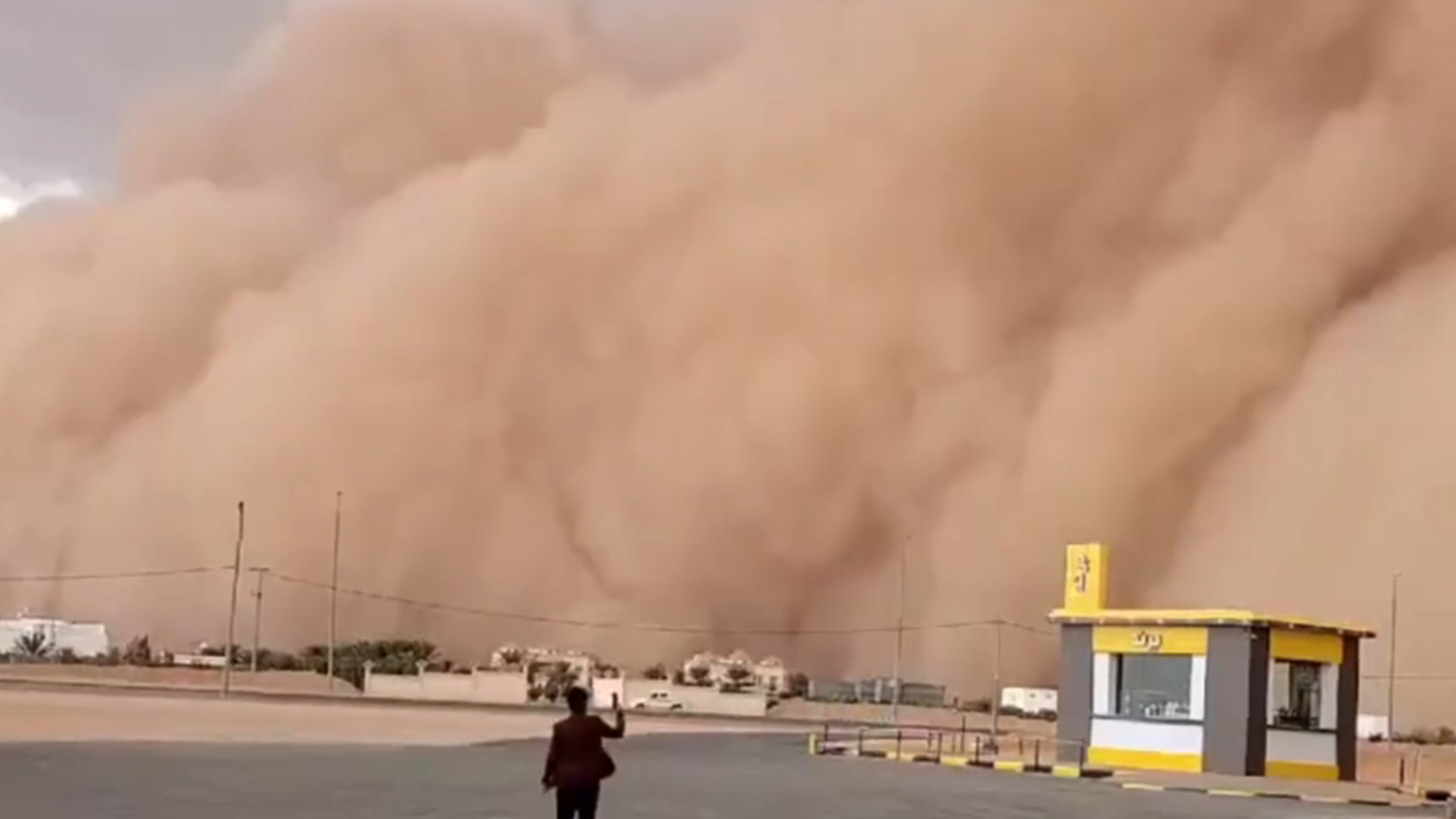 沙特阿拉伯遭沙尘暴袭击，城市中竖起巨大“沙墙”