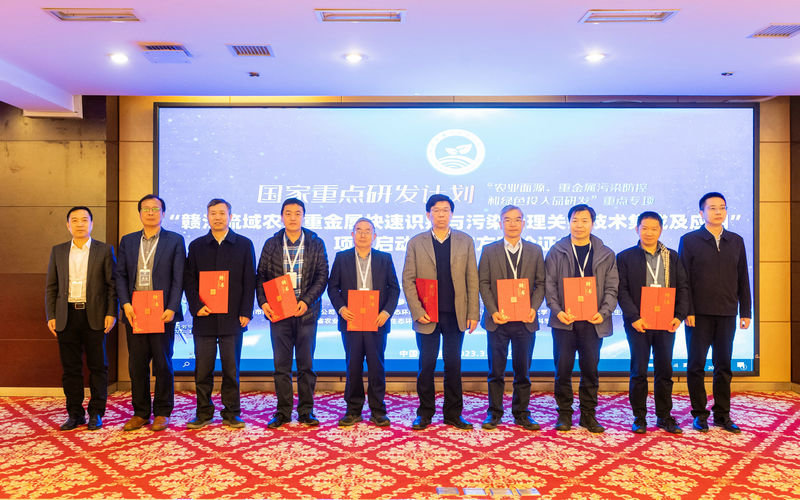 徐长春和卢超为项目组专家分别颁发聘书