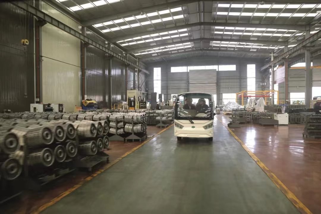 河南省长垣市现代化起重机生产车间