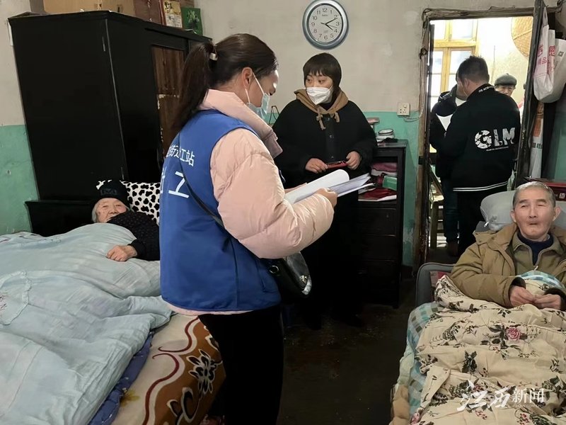 ▲月湖区江边街道立新社区工作人员在童家镇上门办理社会救助业务。