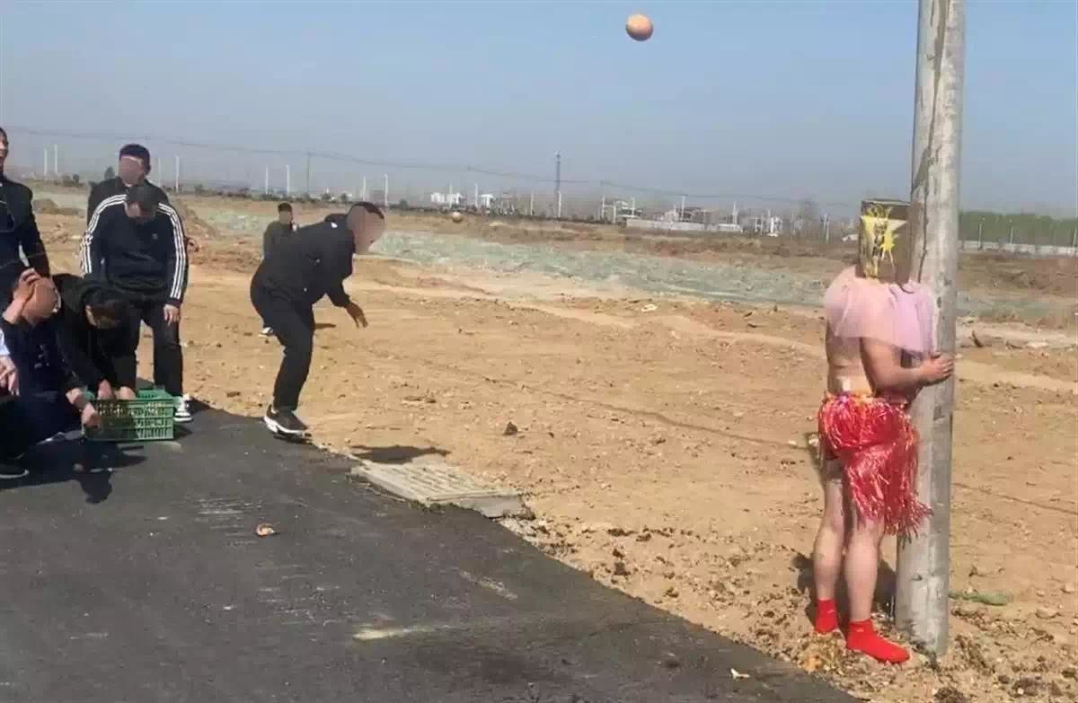 新郎被绑电线杆遭众人扔鸡蛋（图源：受访者）