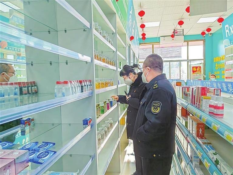 1月10日,榆中县市场监管局检查医疗用品。