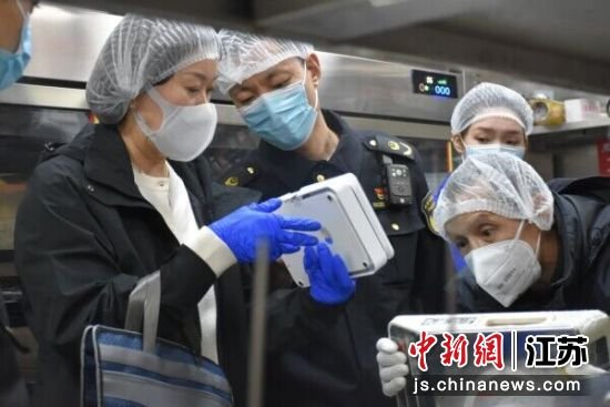 执法人员开展检查