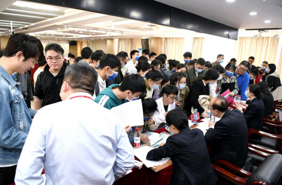 招聘会现场人潮涌动