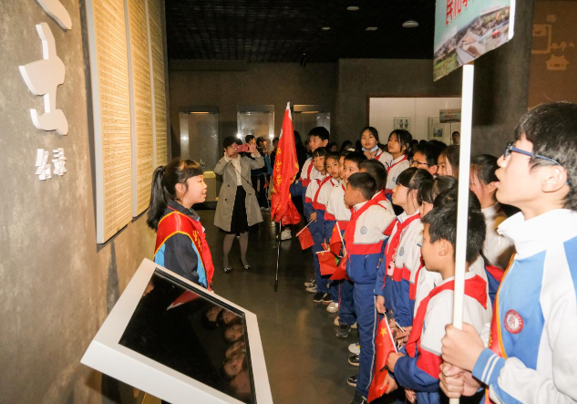 小小讲解员正在讲解