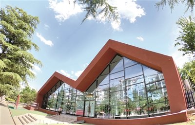 香岛园公厕位于滨河商业街区南侧，该公厕干净整洁、设施齐备，其极具特色的造型成为香岛公园内的别样风景。晋向华摄