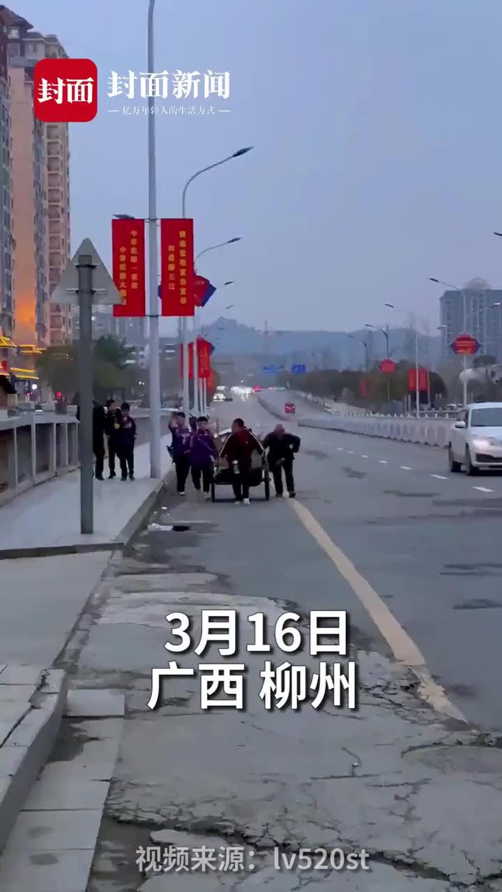 暖心！小学生帮收废品老人推车 老人走在最外面保护学生们