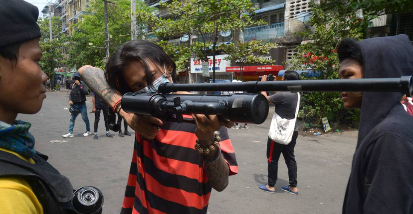 缅甸军方颁布持枪权 向支持者发放武器_凤凰网视频_凤凰网