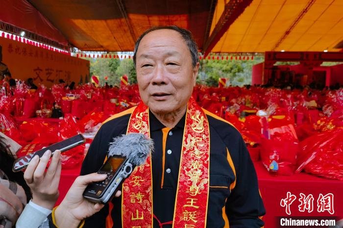 凤山寺驻台湾办事处主任、台南市下林玉圣宫管委会主任蔡国辉接受采访。　孙虹 摄