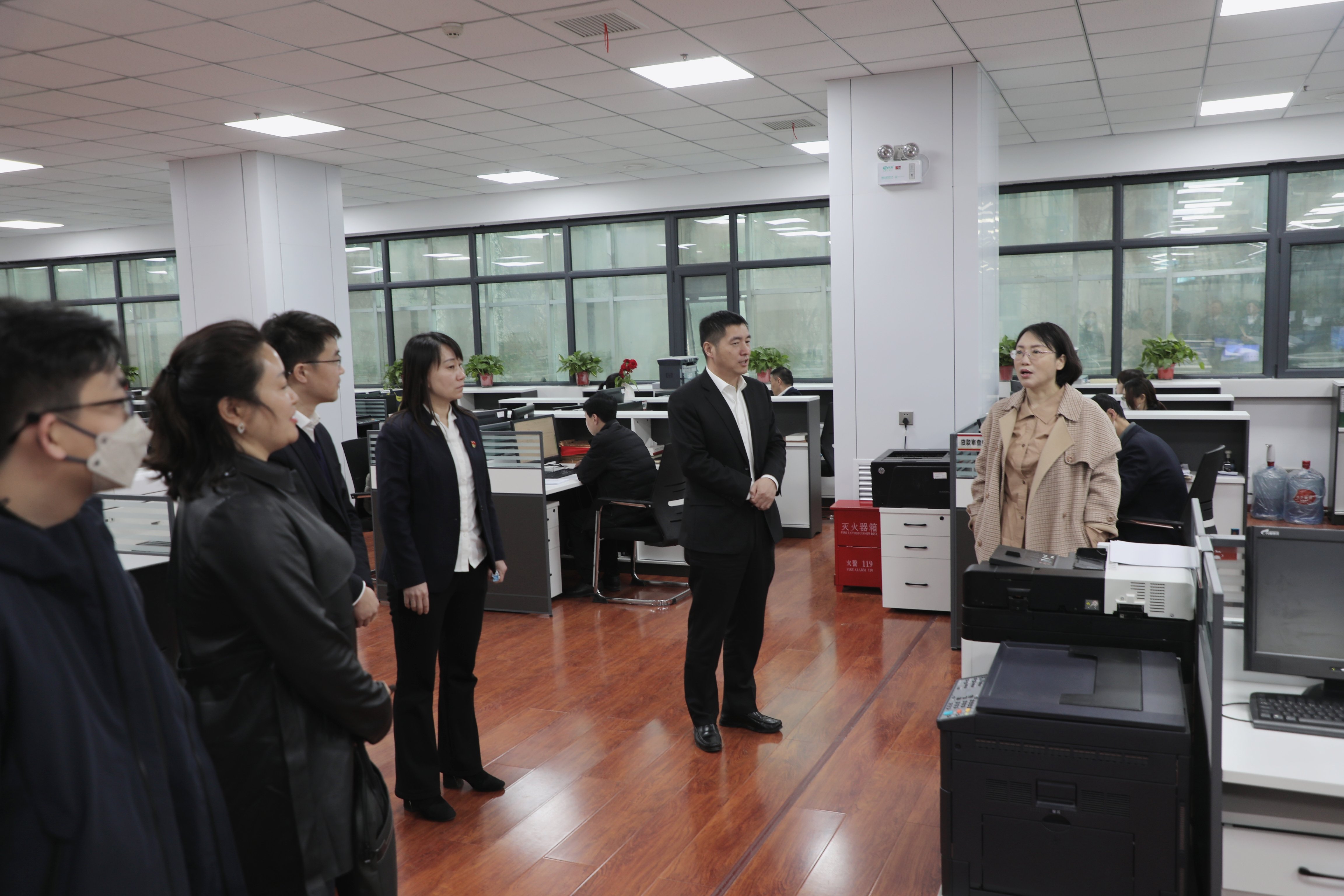 河南省联社运营服务部副总经理徐暖心一行到林州农商银行调研指导工作