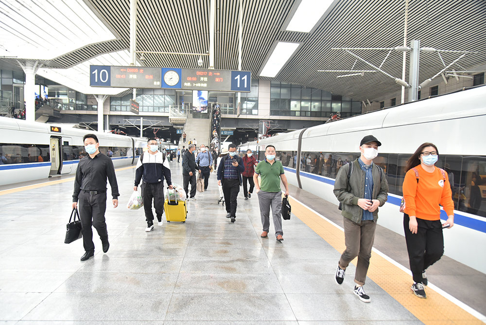 赣闽两省往返香港旅客列车4月1日起恢复开行。图为福州站旅客正在进站上车。江曲　摄