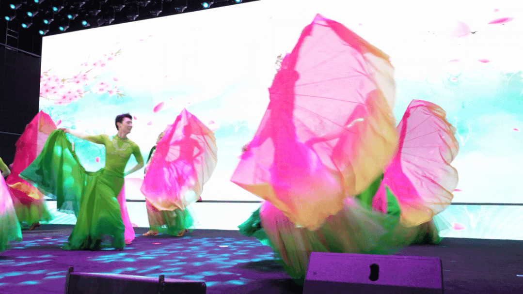 北京歌舞剧院带来充满春意的舞蹈《花开满园》