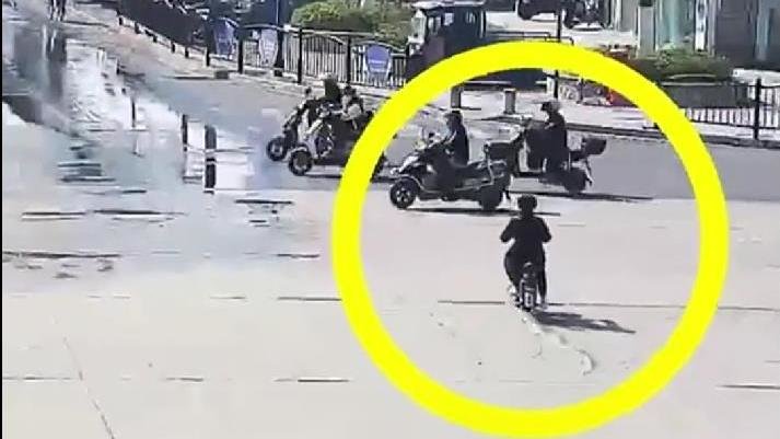 交警连吹哨子救下闯红灯女子一命