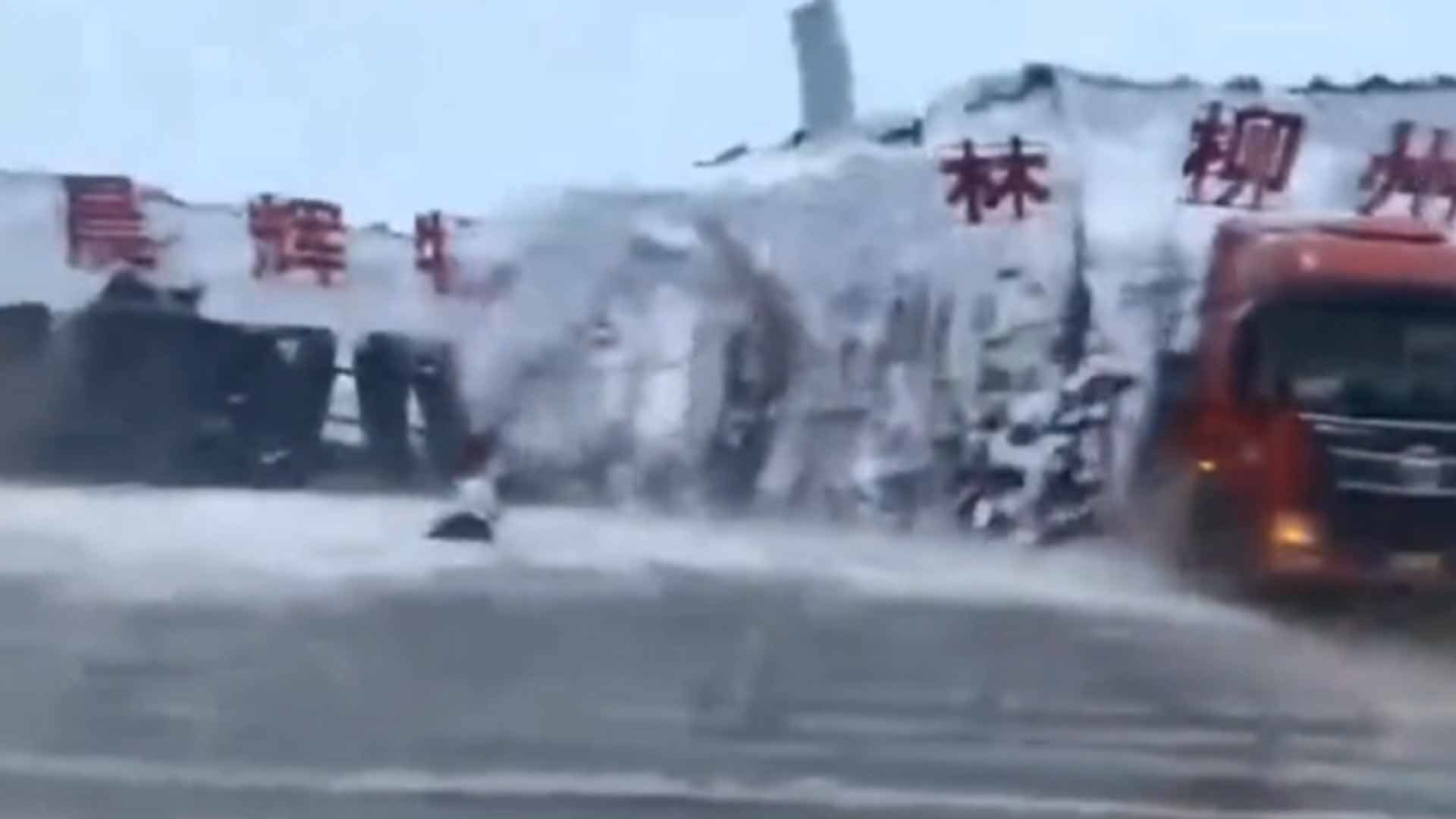 河南郑州突降大雪，一物流园多个仓库倒塌损失惨重