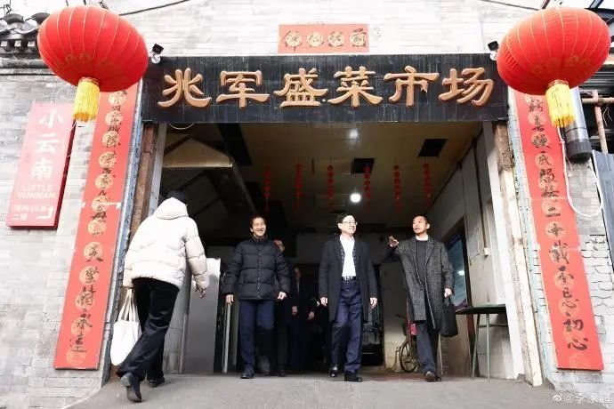 16日，李家超在北京逛菜市场。图片来源：李家超微博