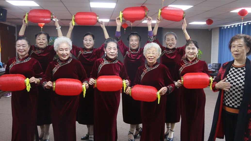 八旬老人组建银发模特队：只要身体允许就会继续走下去