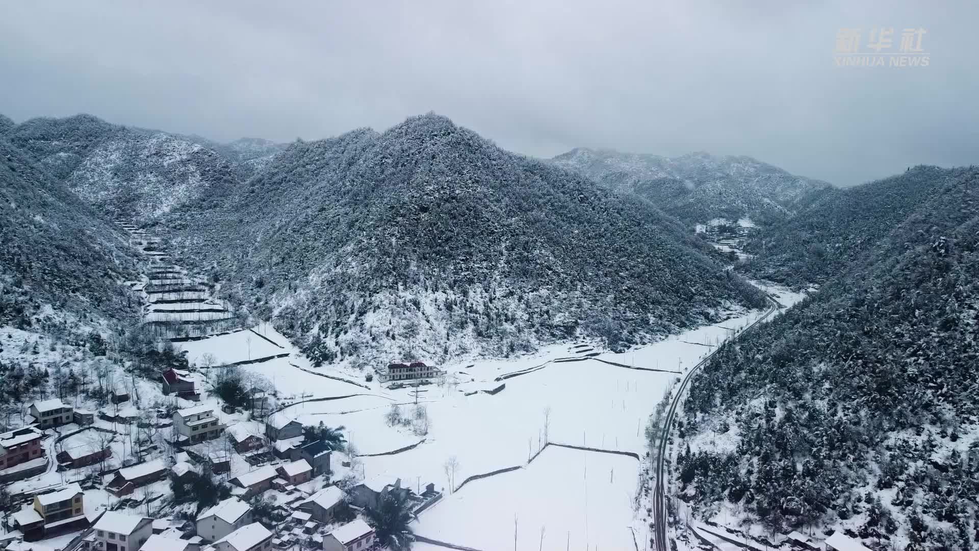 湖北十堰：迎春雪 保供电
