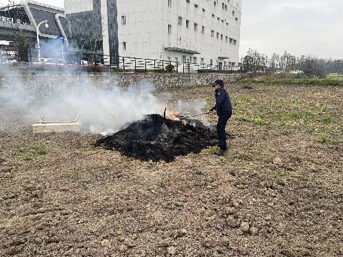 鄞州区姜山镇综合行政执法队查处一起随意焚烧秸秆行为