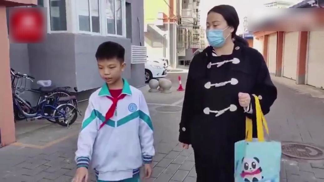 小学生捡到5万元，联系民警交还失主