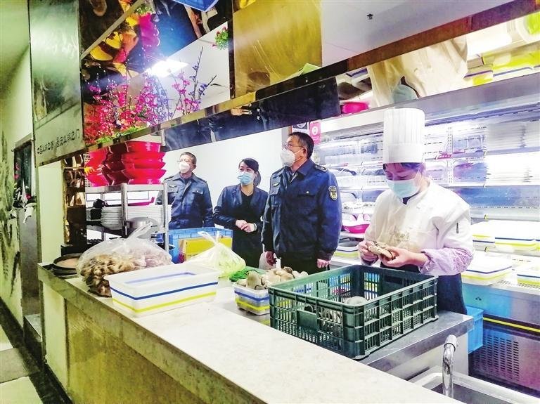 1月19日,兰州市榆中县市场监管局开展餐饮单位食品安全监督检查。