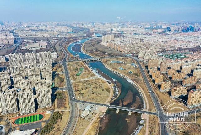 航拍镜头下，蜿蜒的伊通河与城市建筑交相呼应，勾勒出一幅美丽的画卷。