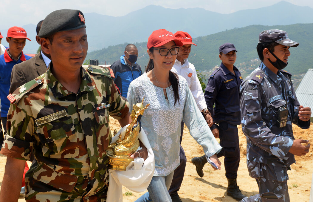 杨紫琼（中）在2015年尼泊尔毁灭性地震后走访弥陀山尼庵。