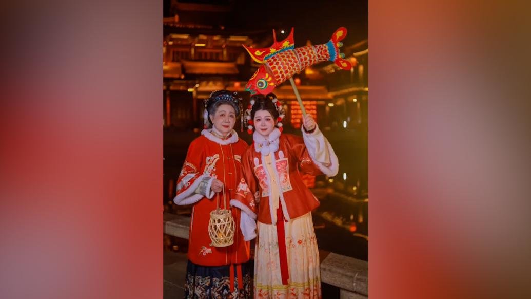 孙女带77岁奶奶玩古城穿汉服拍写真_凤凰网视频_凤凰网