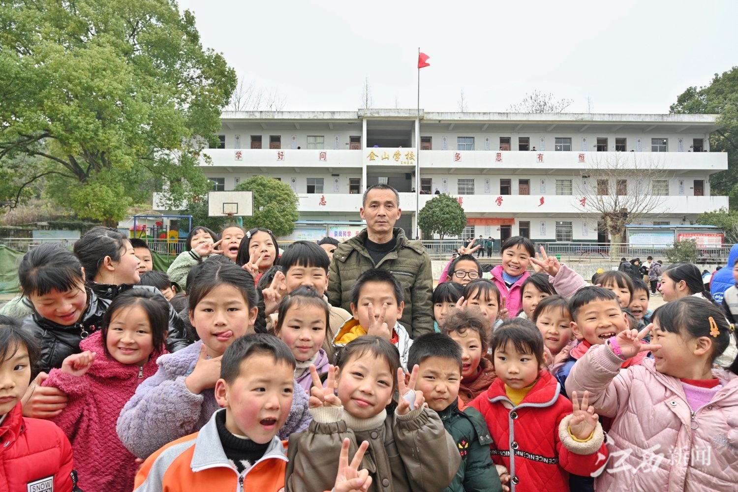 ▲孩子们争着跟夏老师合影。