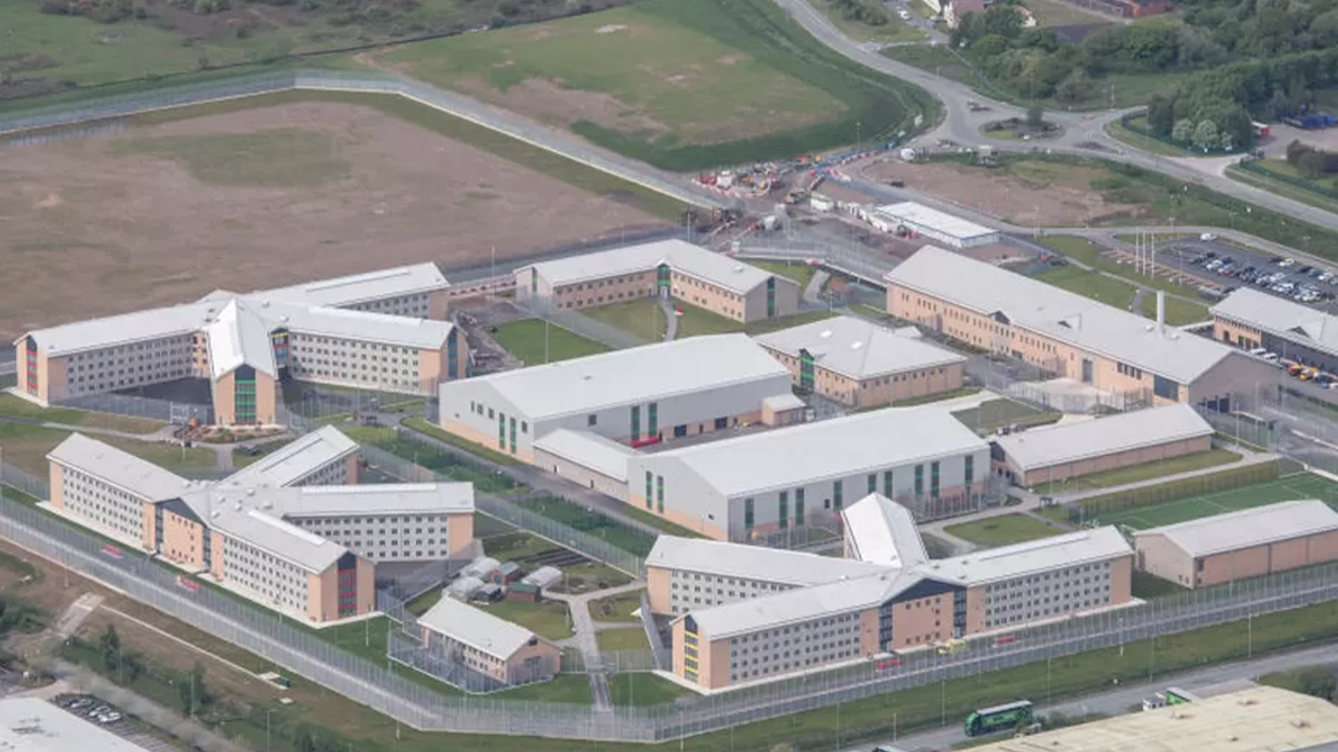 英国一监狱18名女狱警与囚犯发生不正当关系，全被解雇