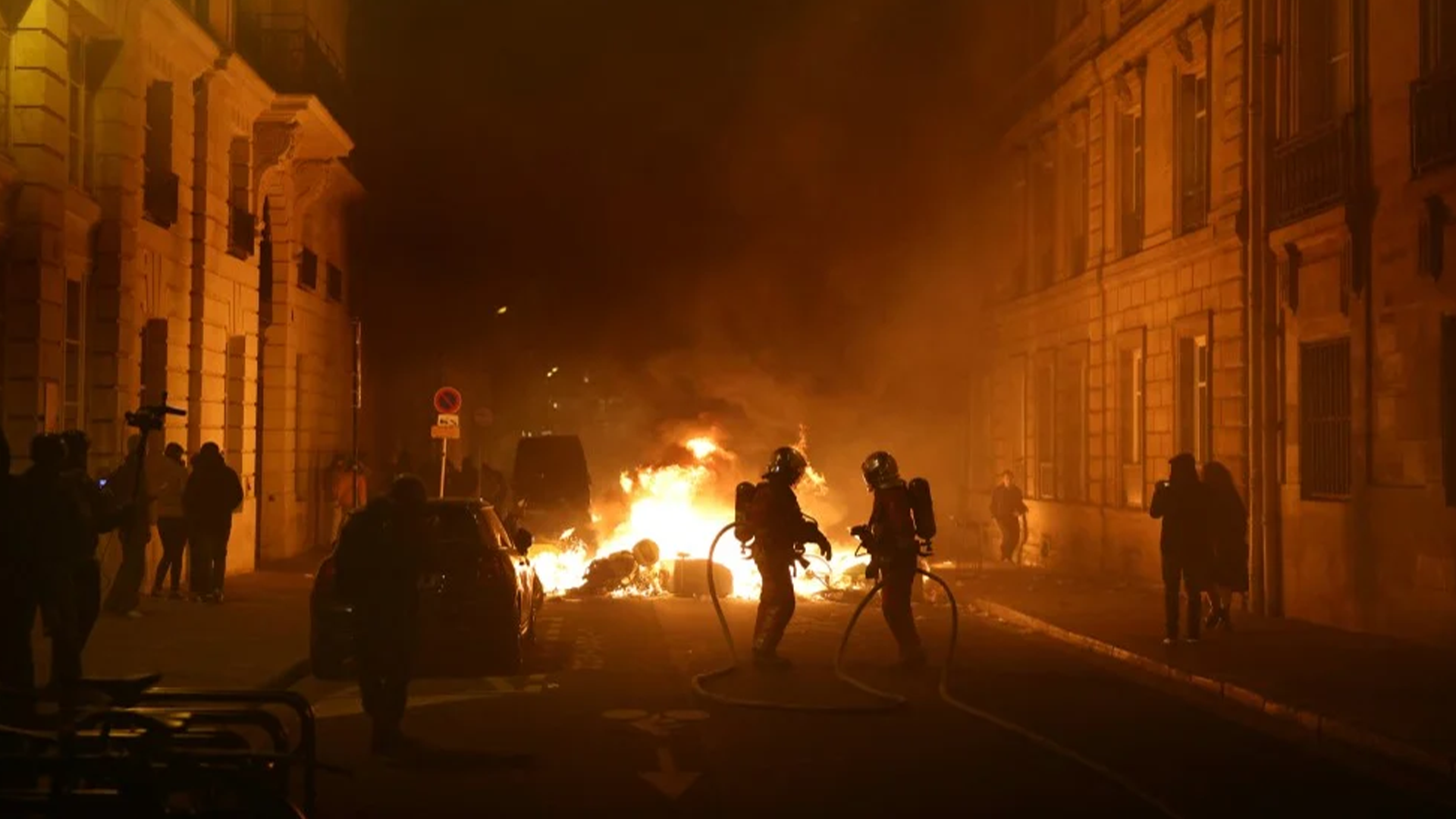 巴黎街头因罢工没人清理的垃圾，被抗议者直接点燃了