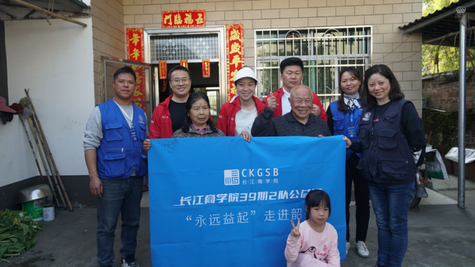 志愿者在乡村助老员带领下入户探望老人