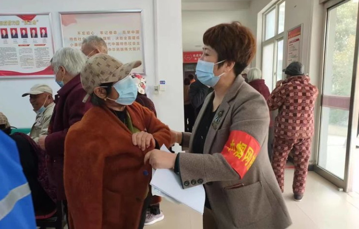 闫砦社区联合河南大学淮河医院进行义诊活动