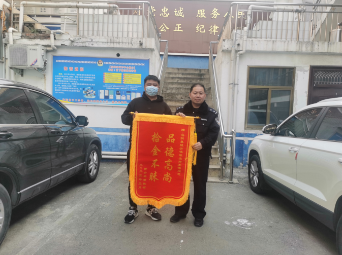 民警巡逻捡钱包 及时归还暖民心凤凰网河南_凤凰网