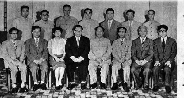 1960年毛泽东、周恩来等在上海接见日本文学家代表团。