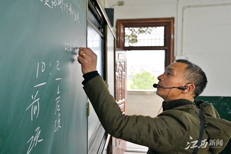 ▲左手板书授课。