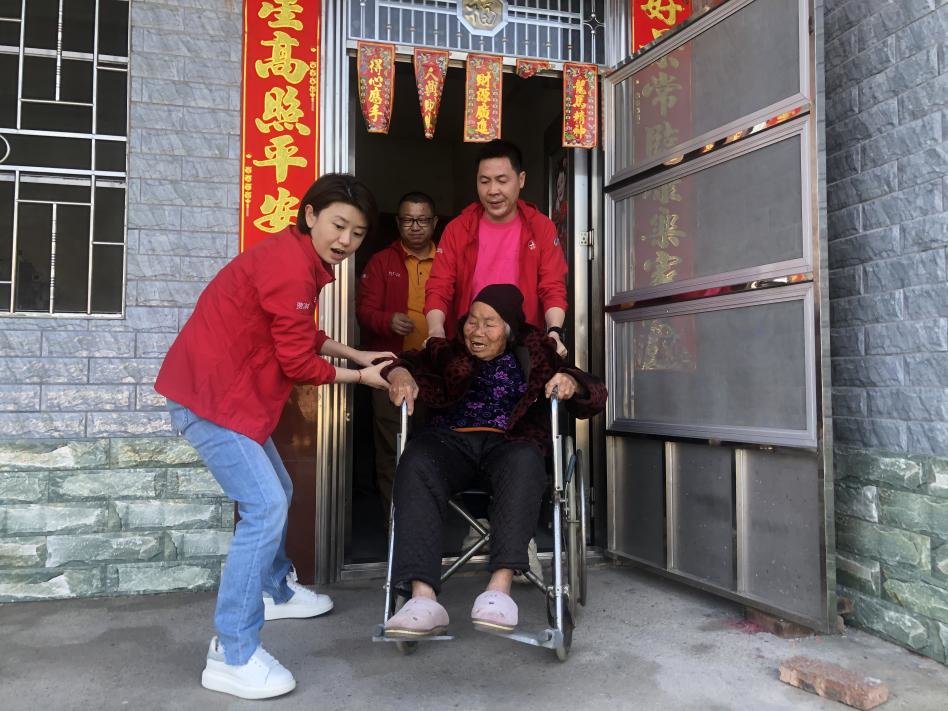志愿者与老人陪伴交流