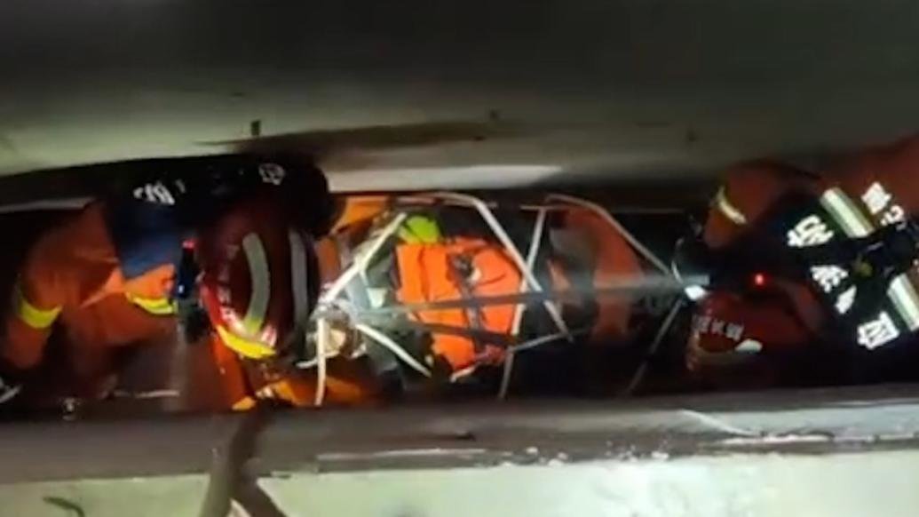 11岁男童坠落通风井，消防医护下井施救