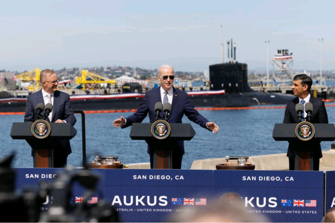 三国领导人在新闻发布会上专门选择了一艘“弗吉尼亚”级攻击核潜艇为背景