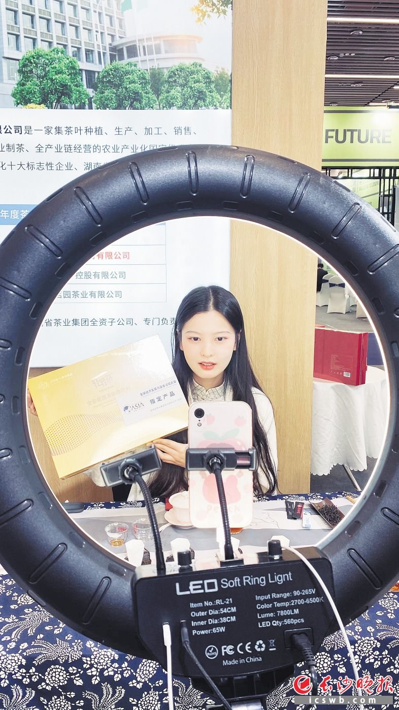 越来越多的茶叶品牌通过直播的方式拓展销售渠道。 　　长沙晚报全媒体记者 周辉霞 摄