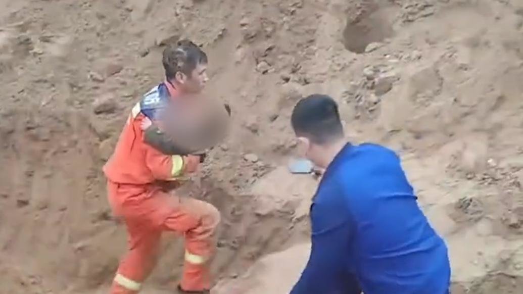 幼童不慎坠井消防紧急营救，抱出孩子灰头土脸变“泥人”