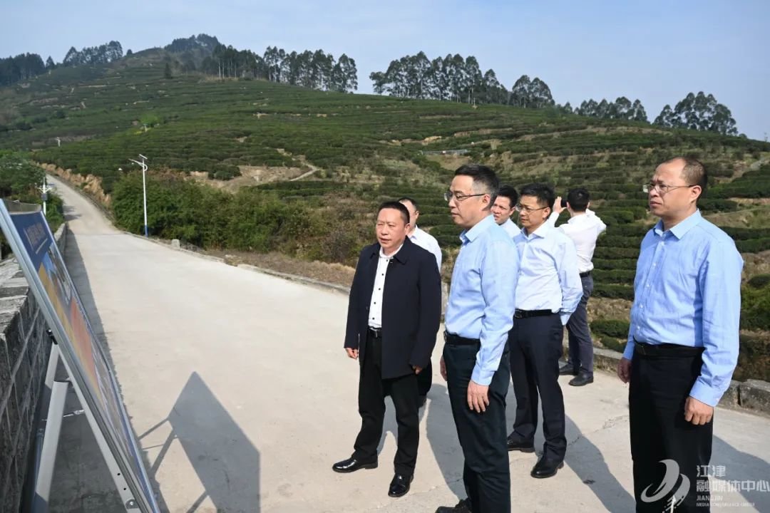 ▲区委书记李应兰（左三）实地察看同福村水口坝水库水源分布、蓄水量、供应范围情况。阮瑞雪 摄