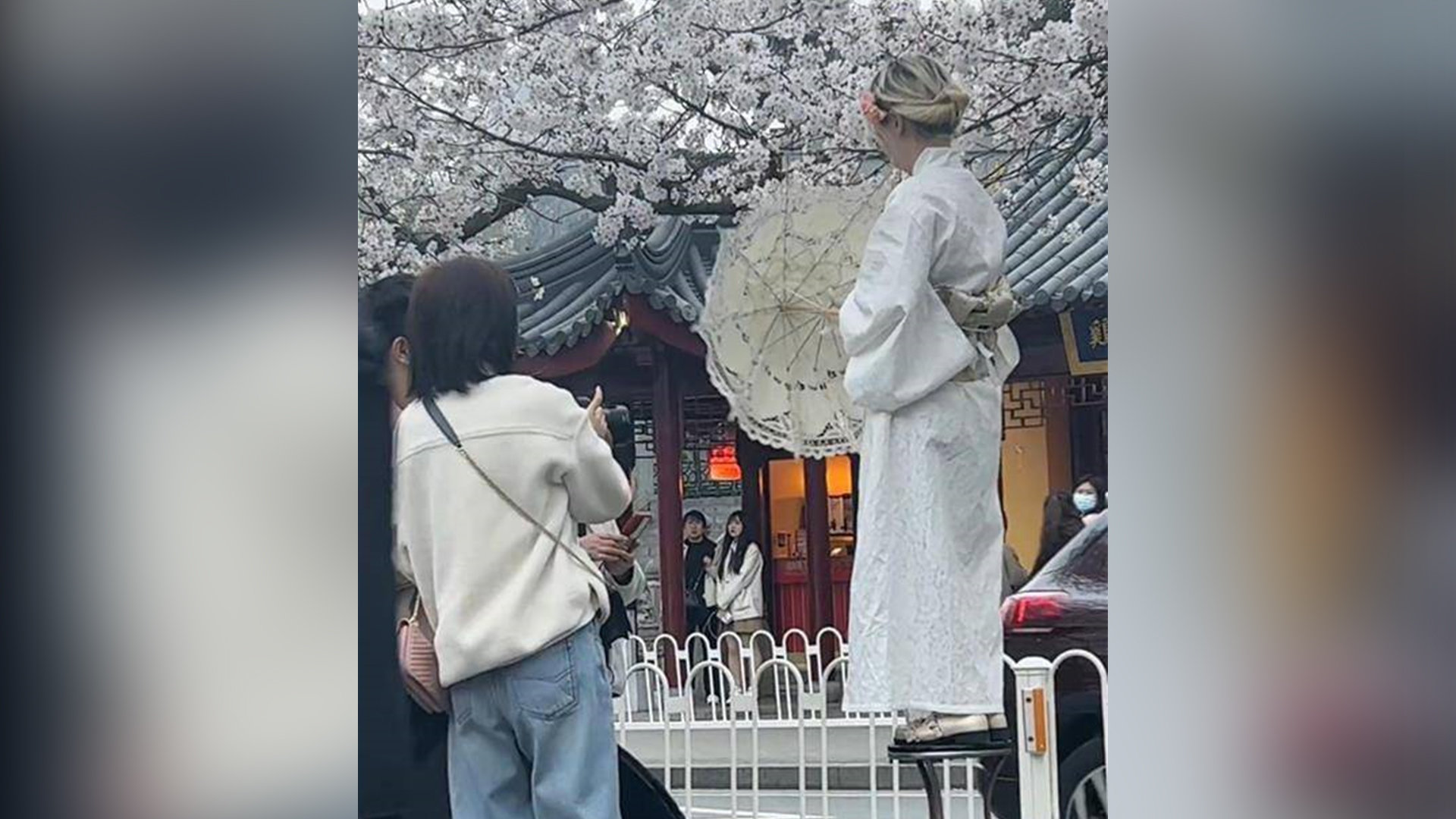 女子穿和服在南京鸡鸣寺樱花下拍照？警方：已接到报警