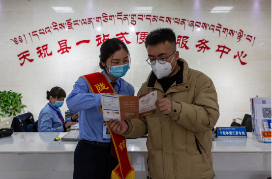 天祝县税务局干部向纳税人宣传“陇税雷锋”全员帮办服务