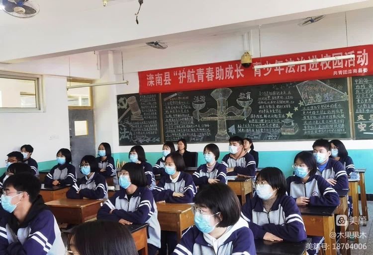 (学生们认真听讲)