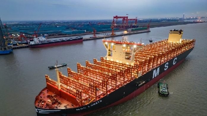 全球最大新造集装箱船完成舾装出海试航_凤凰网